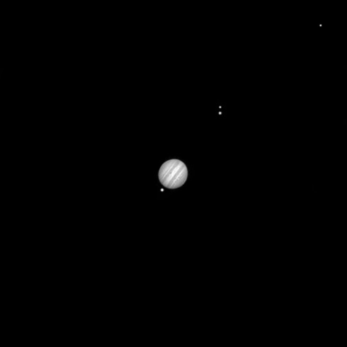Vzhled planety Jupiter (doprovázené čtyřmi měsíci) v běžně dostupném dalekohledu o průměru objektivu (zhruba) 10 centimetrů a asi stopadesátinásobném zvětšení.